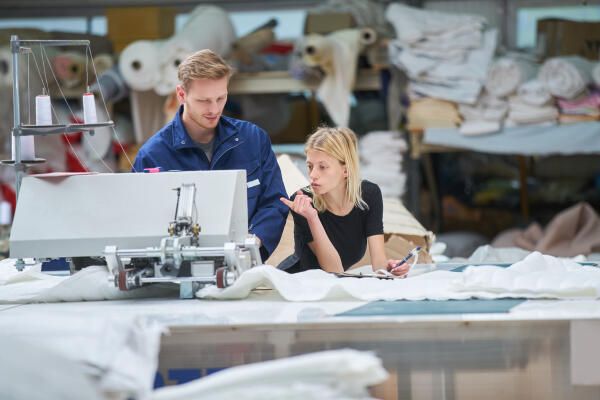 Textil- und Modenäher besprechen Prototyp