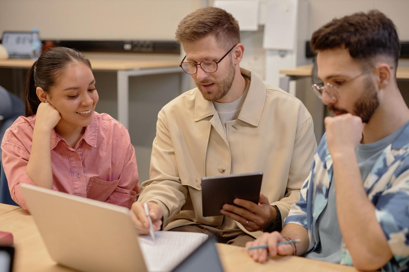 Absolventen eines Germanistik Studiums unterhalten sich