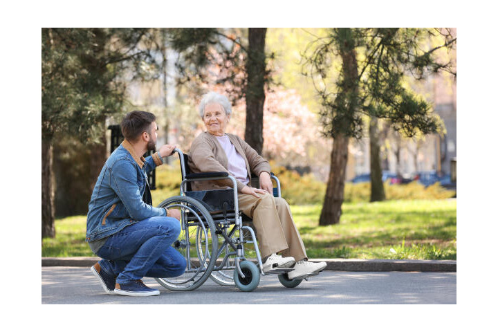 Alltagsbegleiter auf Spaziergang mit Seniorin