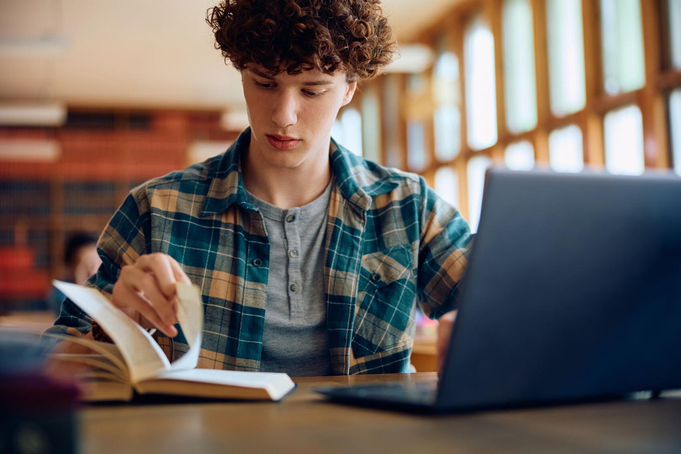 Student schreibt an seiner Bachelorarbeit auf Englisch