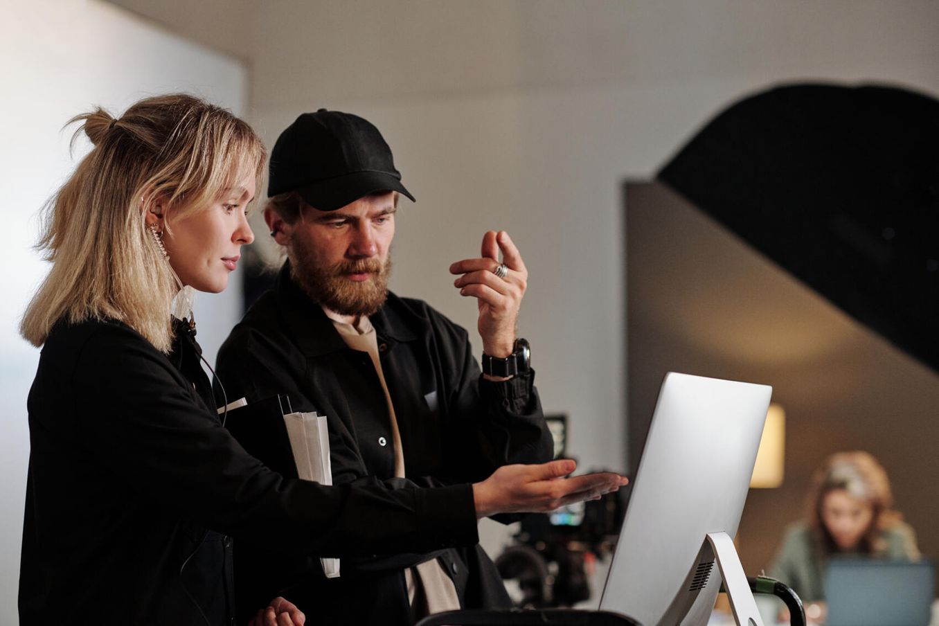 Medienwissenschaften Studium – Studentin konzentriert sich auf Filmwissenschaft