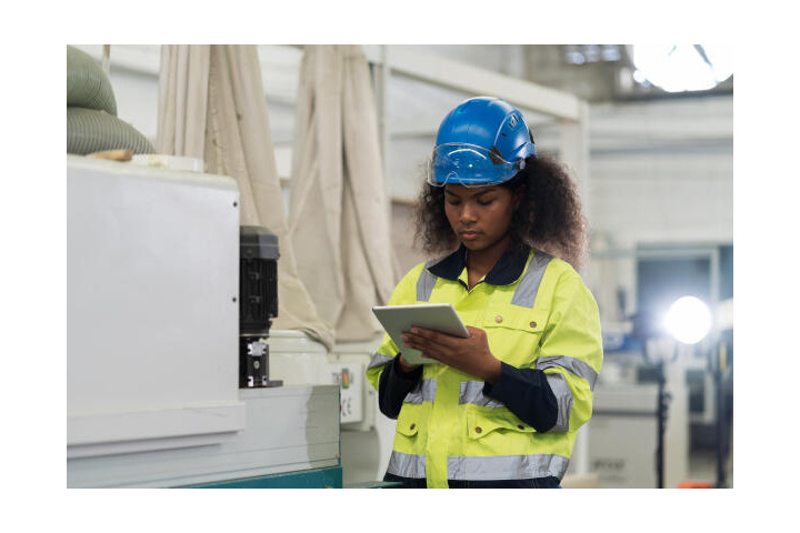 Packmitteltechnologin bedient Maschine