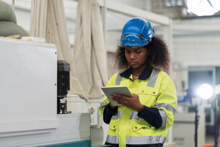 Packmitteltechnologin bedient Maschine