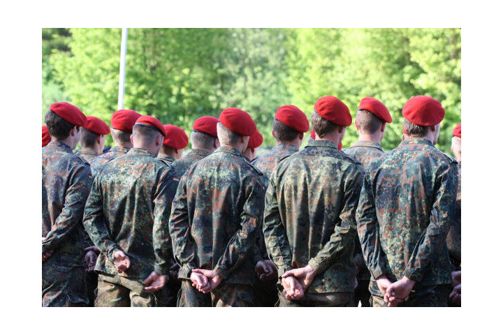 Soldaten tragen Uniform