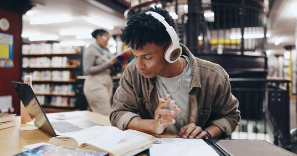 Student arbeitet an Untersuchungsdesign