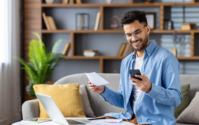 Studium finanzieren – Student bewirbt sich auf ein Stipendium Studium finanzieren – Student bewirbt sich auf ein Stipendium