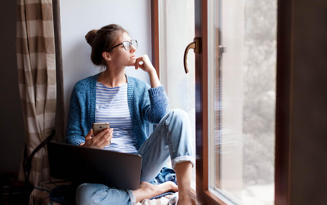 Studentin denkt über die Problemstellung ihrer Bachelorarbeit nach Studentin denkt über die Problemstellung ihrer Bachelorarbeit nach