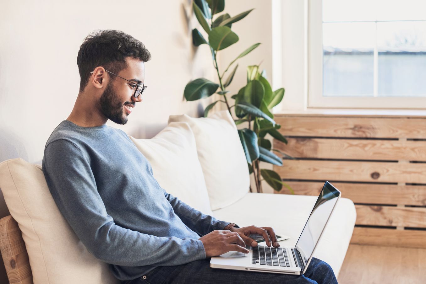 Student der Medieninformatik arbeitet an Projekt