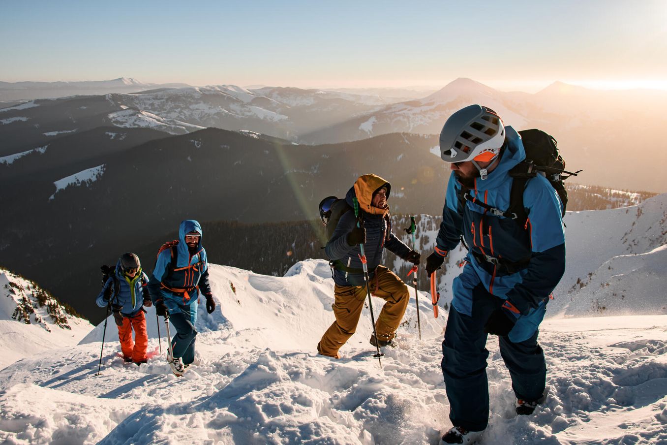 Reiseleiter fuehrt eine Gruppe im Schnee den Berg hinauf
