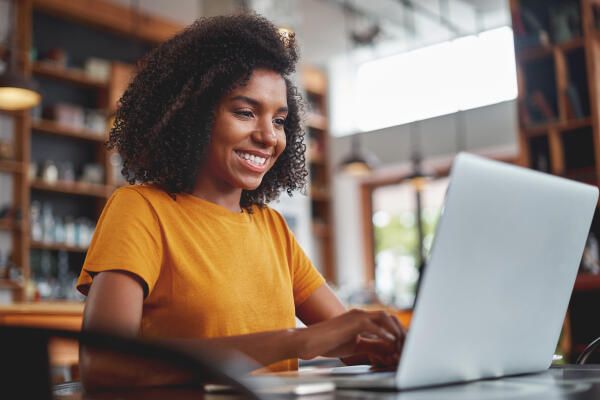 Studentin arbeitet an Clusteranalyse