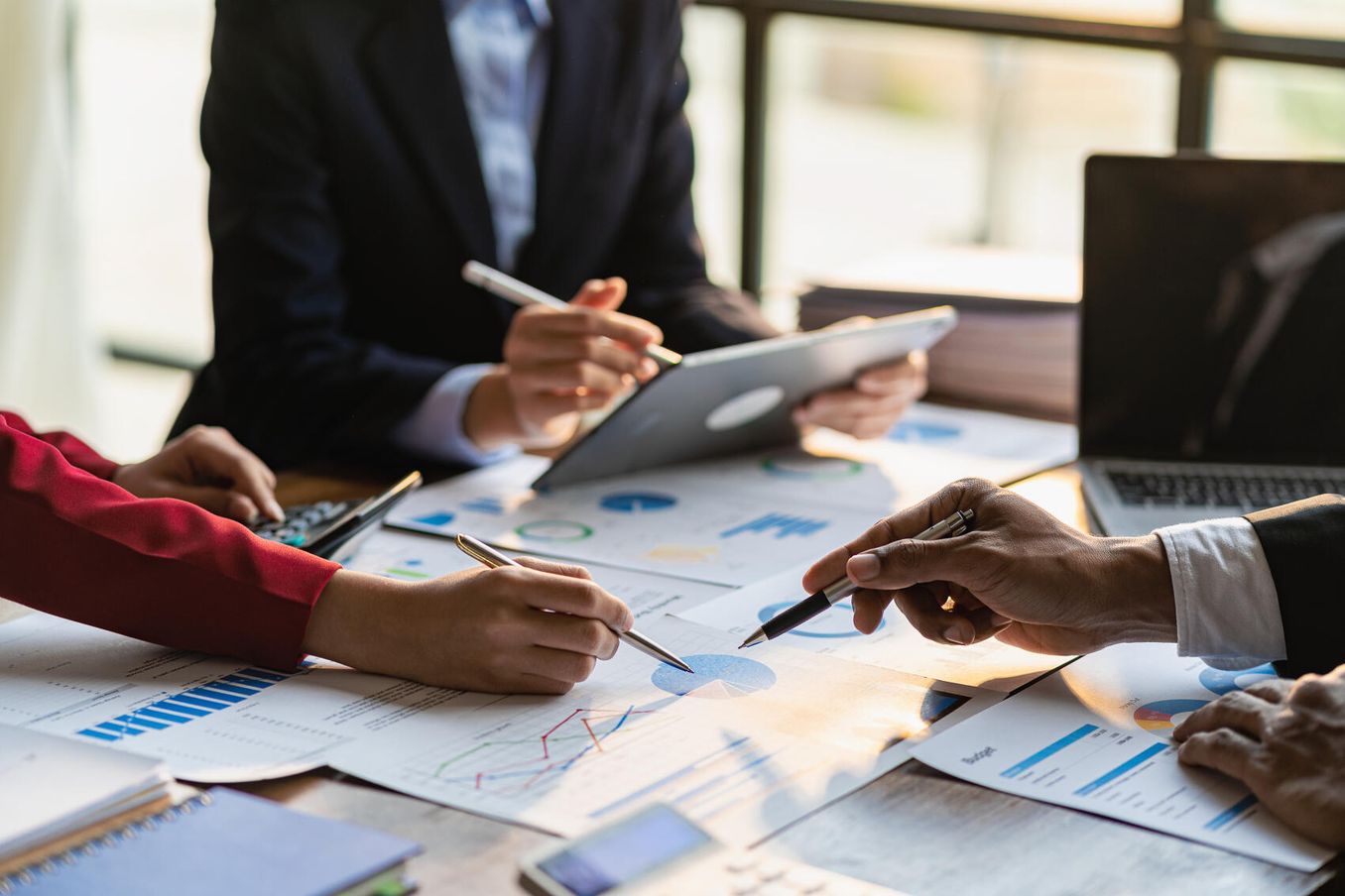 Finanzanalystin praesentiert Kunden ihre Ergebnisse