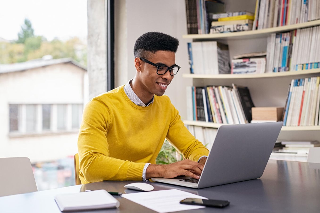 Student stellt einen Plan auf um das Studium an einer privaten Uni zu finanzieren