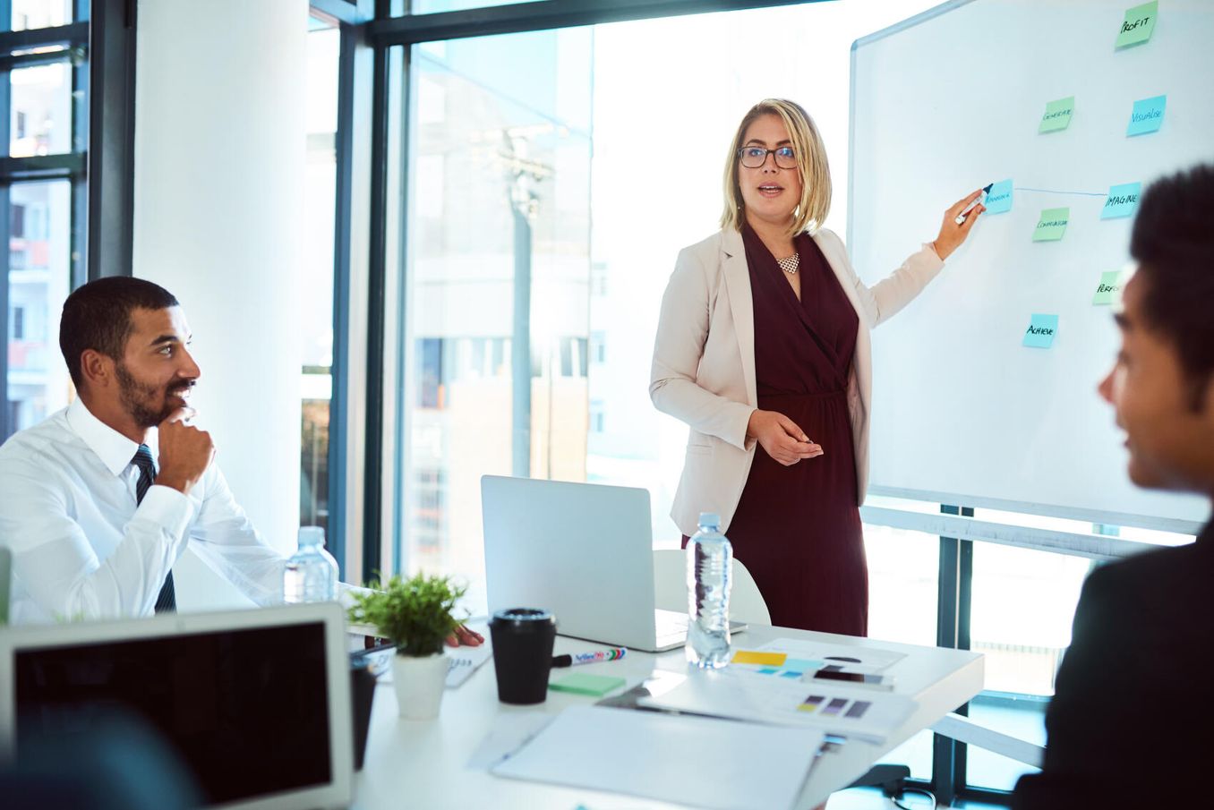 Psychologie Einstiegsgehalt – Wirtschaftspsychologen im Meeting
