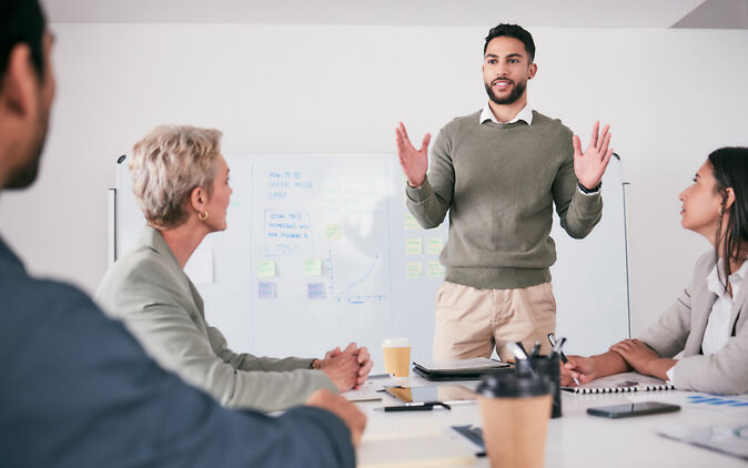 Student hält Seminararbeit Präsentation Student haelt Seminararbeit Praesentation