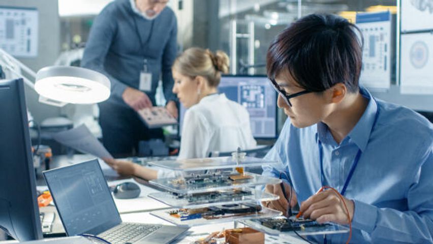 Mikrotechnologe bei der Arbeit