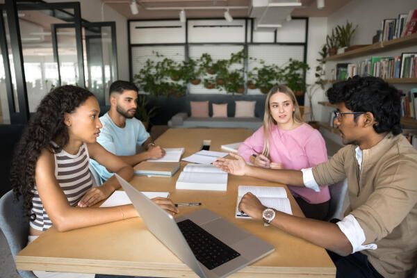 Studenten arbeiten an Vergleichsstudie