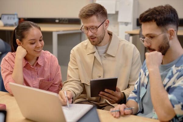Studenten besprechen geplantes Forschungsdesign