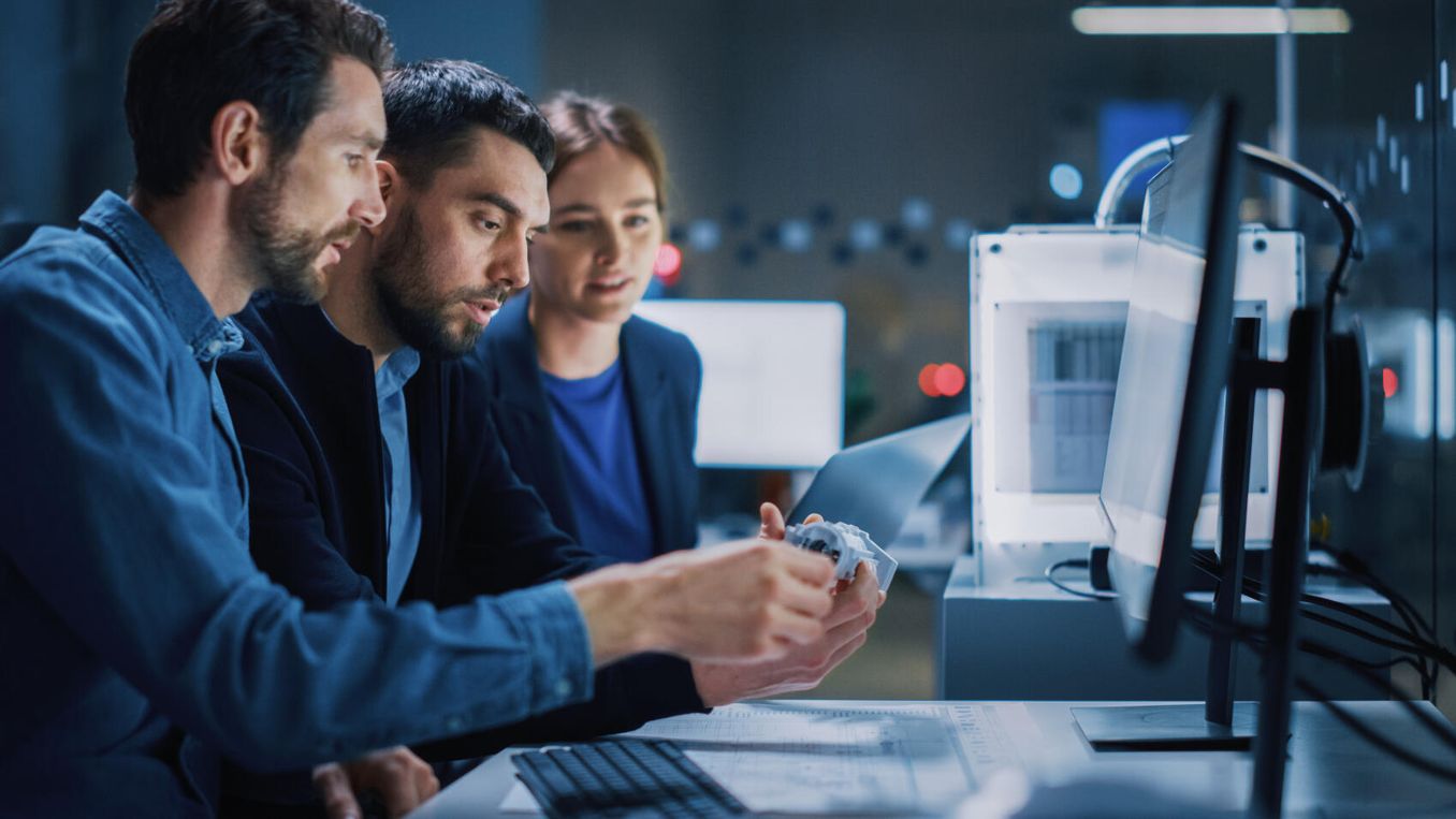 Studenten entwerfen ein Produkt im Industriedesign Studium