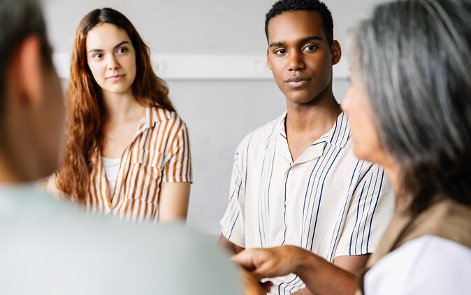 Studierende besprechen Lernmethoden Studierende besprechen Lernmethoden