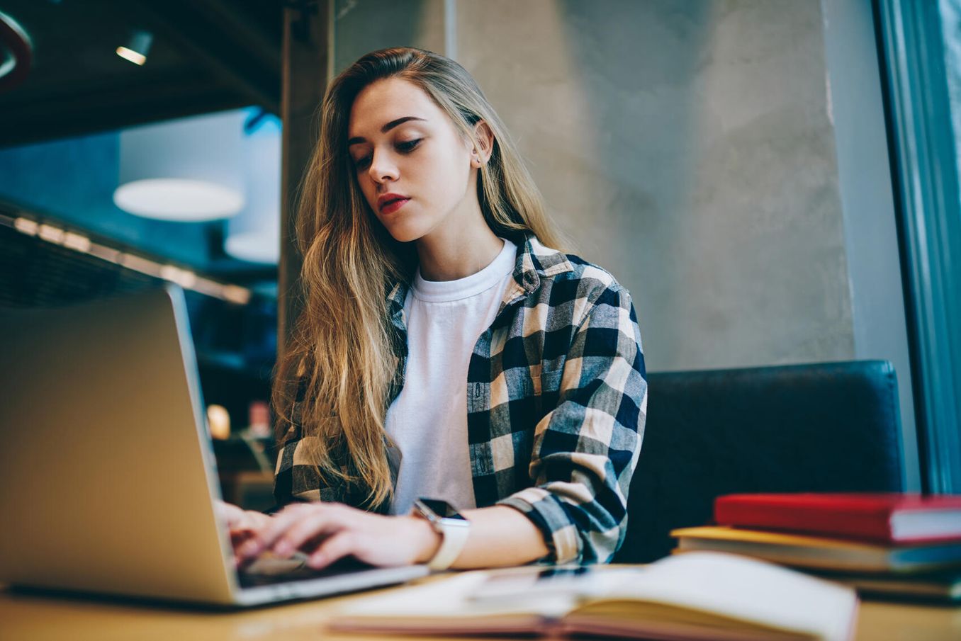 Auszubildene am Laptop arbeitet an Facharbeit Aufbau