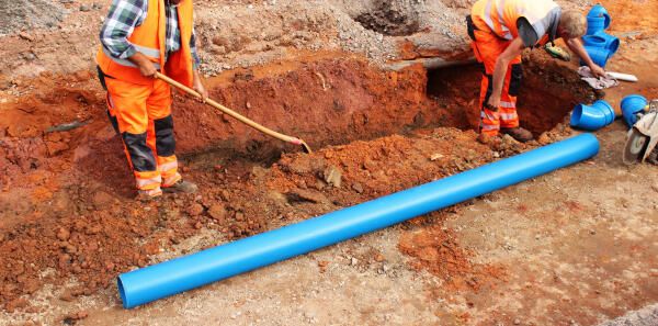Leitungsbauers für Infrastrukturtechnik im Rohrgraben