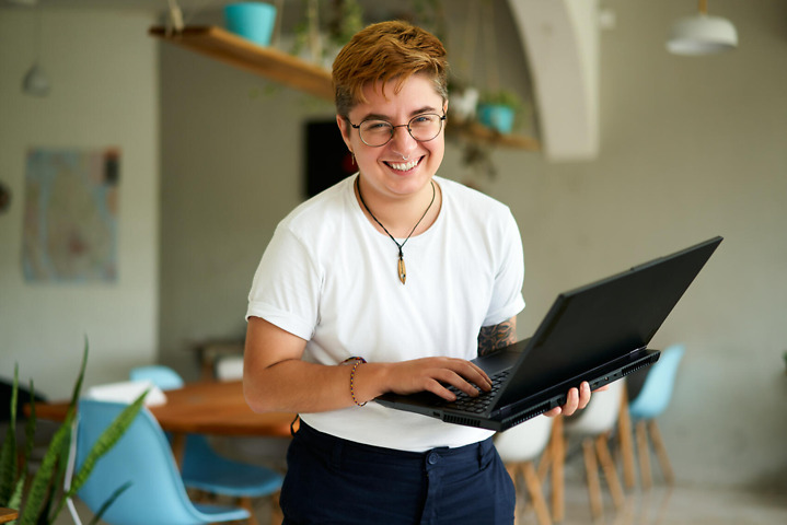 Person sucht am Laptop nach Studiengängen ohne Mathe