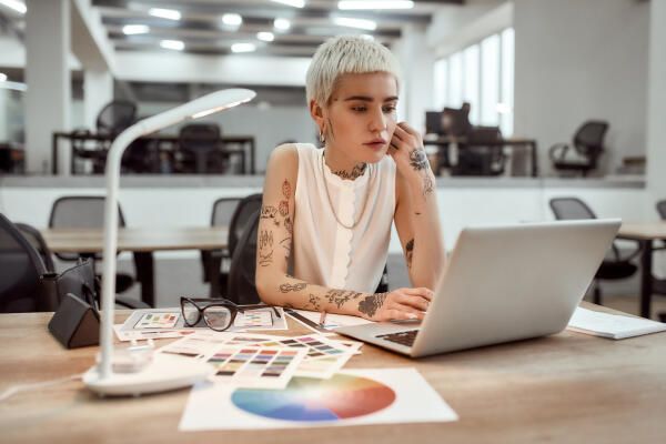 Textildesign Studium – Studentin arbeitet an Projekt