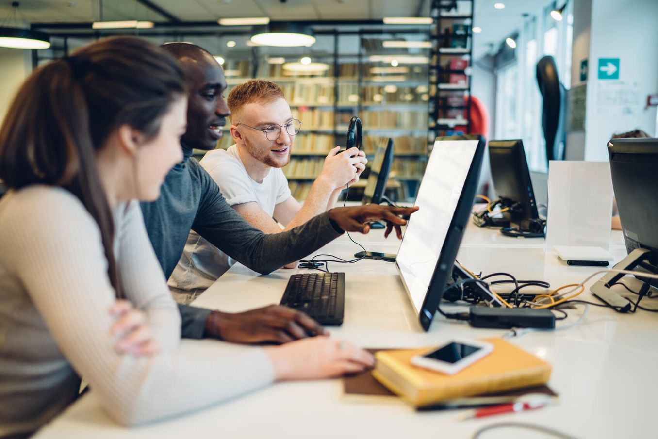 Computerlinguistik Studium – Studierende bereiten sich auf eine Pruefung vor