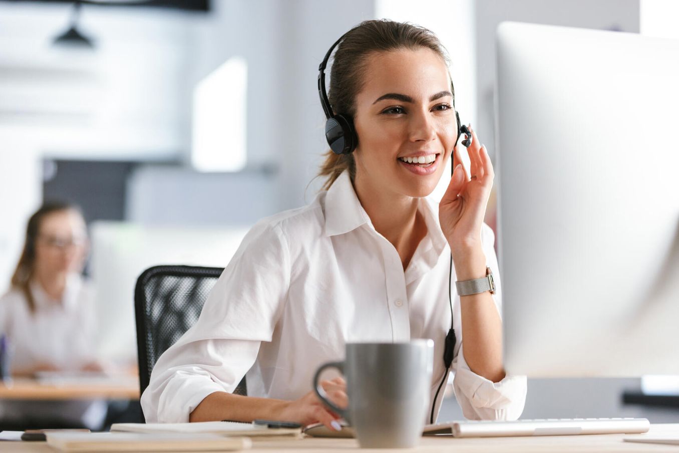 Studenten Nebenjobs – Junge Frau jobbt im Callcenter