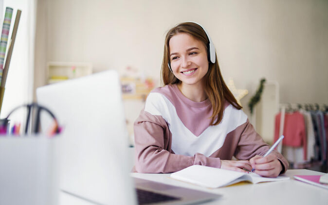 Studentin schreibt ihre Eidesstattliche Erklärung für ihre Bachelorarbeit Studentin schreibt ihre Eidesstattliche Erklaerung fuer ihre Bachelorarbeit