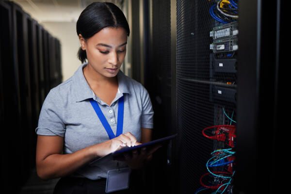Beamtin – Fernmelde- und Elektronische Aufklaerung im Serverraum