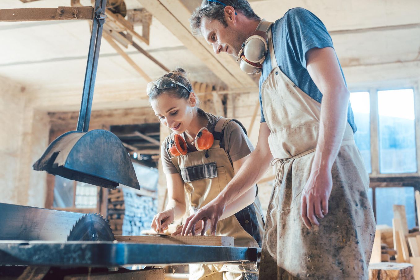 Berufe mit Holz – Schreiner arbeiten in Werkstatt