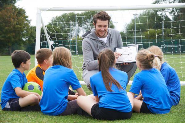 Sportfachmann erklärt Spielablauf