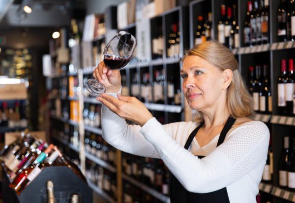 Sommeliers arbeiten bei Weinverkostungen