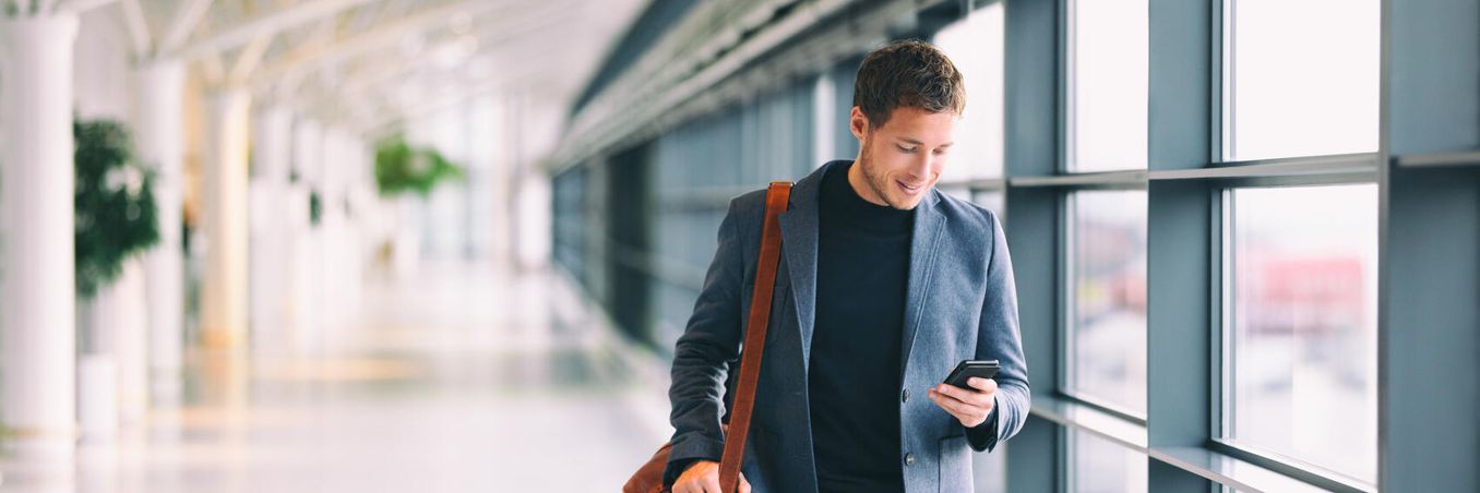 Lehrer mit Smartphone