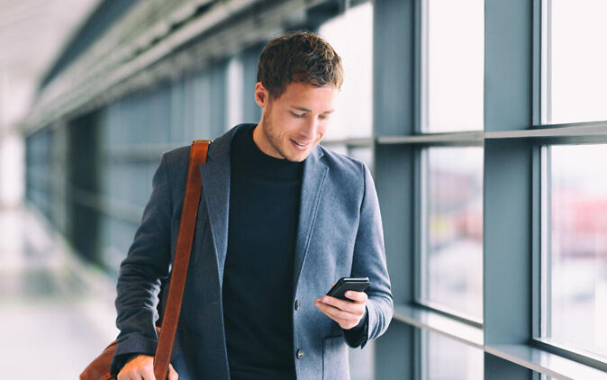 Lehrer mit Smartphone Lehrer mit Smartphone