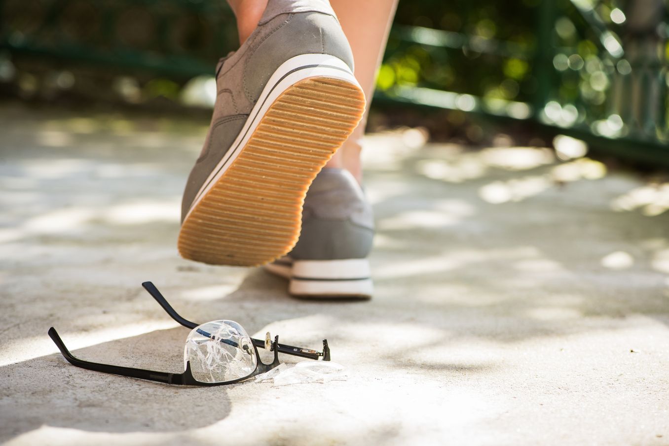 Schuh zertritt Brille