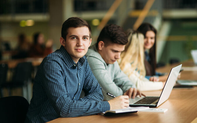 Student übt wissenschaftliches Schreiben Student uebt wissenschaftliches Schreiben