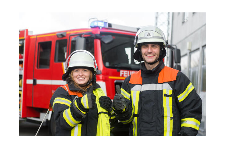Werkfeuerwehrleute vor Einsatzwagen