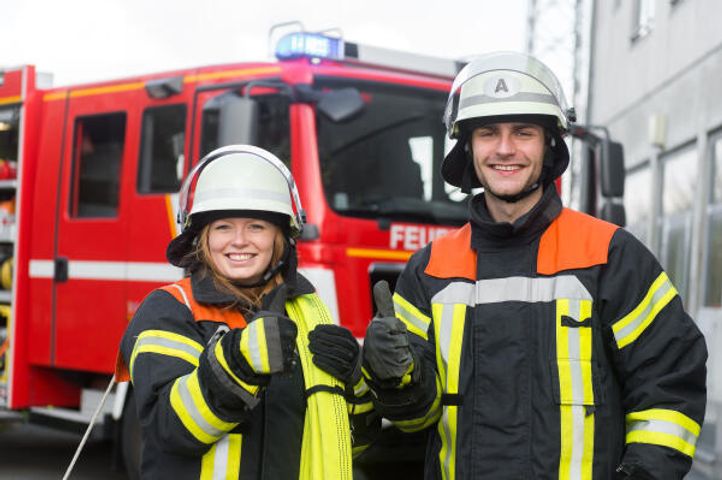 Werkfeuerwehrleute vor Einsatzwagen