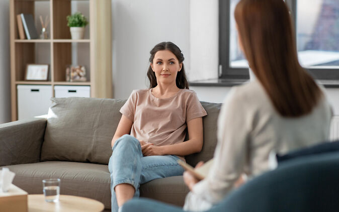 Studiengänge mit Psychologie – Psychologin und Patientin in einer Therapiestunde Studiengaenge mit Psychologie – Psychologin und Patientin in einer Therapiestunde