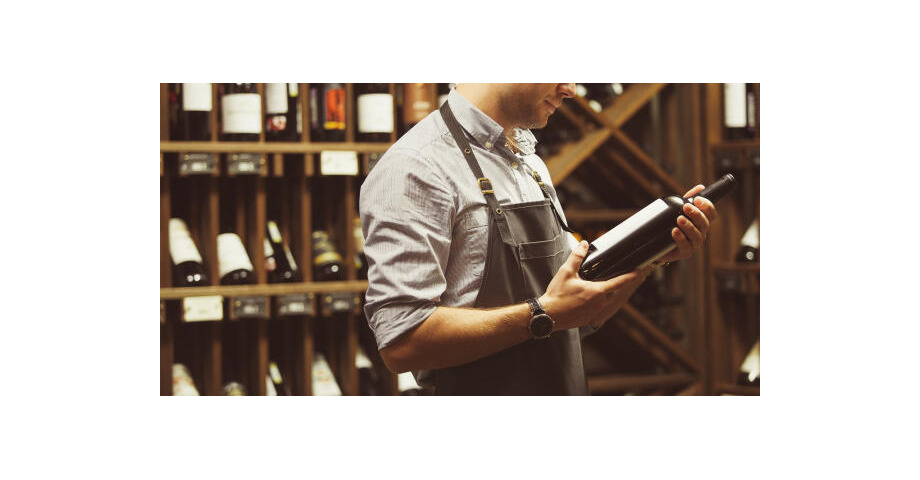 Sommelier berät Kunden über verschiedene Weine