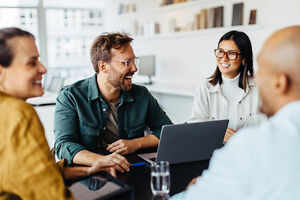Studierende haben Spaß beim Anwenden der Lernmethode Studierende haben Spaß beim Anwenden der Lernmethode