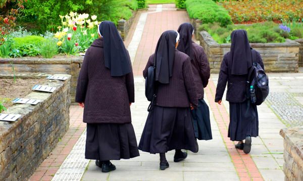 Nonnen im Klostergarten