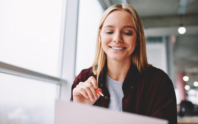 Immatrikulation – Studierende freut sich über ihre Immatrikulationsbescheinigung Immatrikulation – Studierende freut sich ueber ihre Immatrikulationsbescheinigung