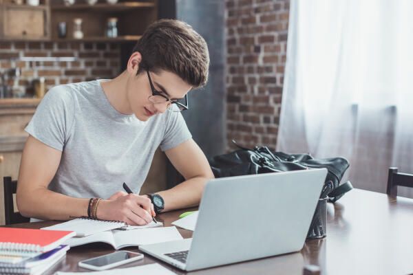 Theoretisches Sampling – Student wertet erste Fälle aus