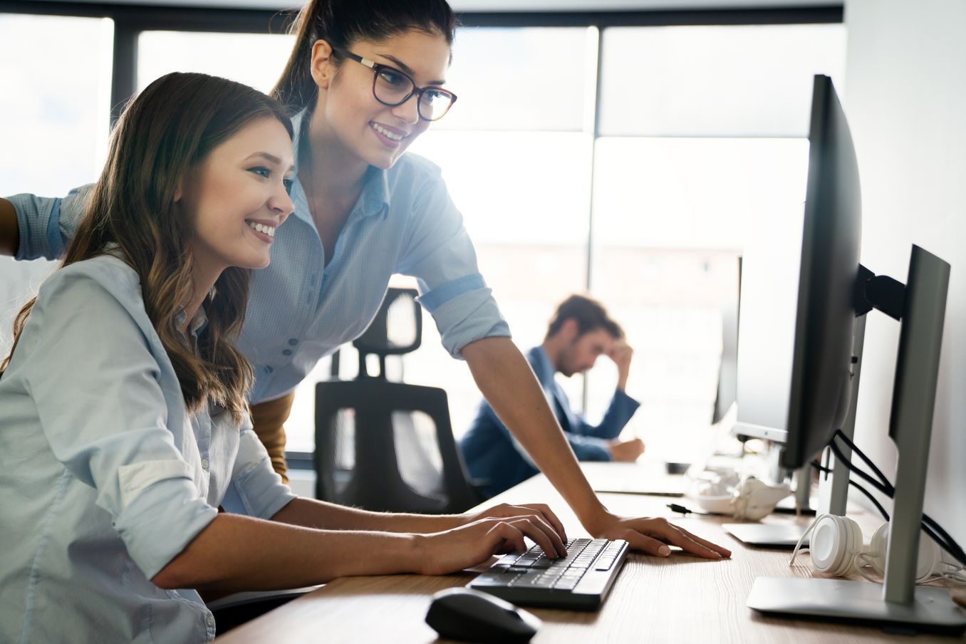 Software Engineering Studentinnen arbeiten an Aufgabe