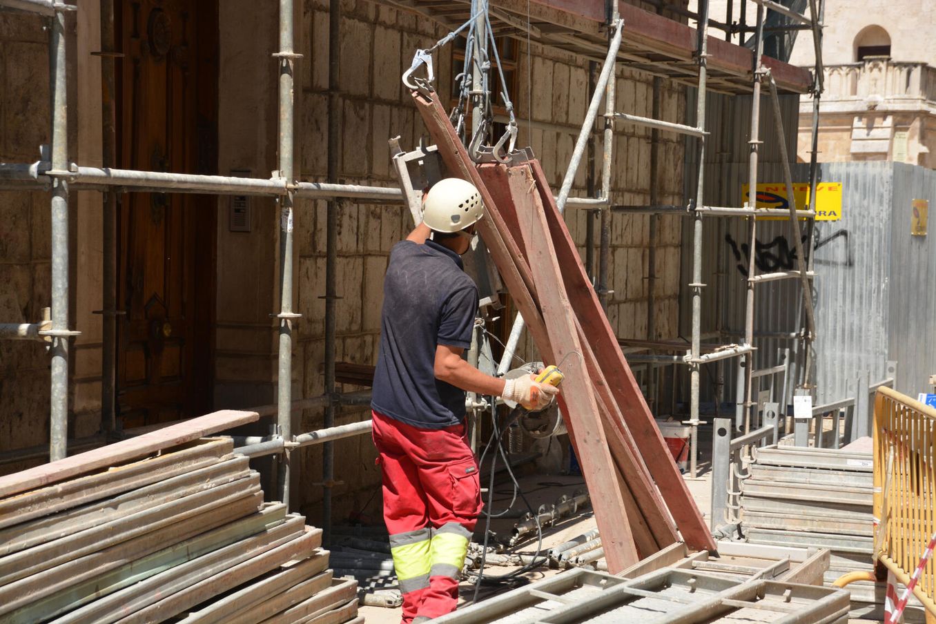 Geruestbauer bei der Arbeit