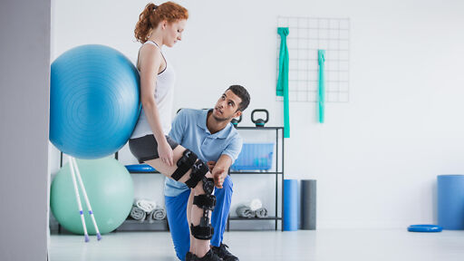 Duales Studium Physiotherapie Duales Studium Physiotherapie – Therapeut behandelt Patientin