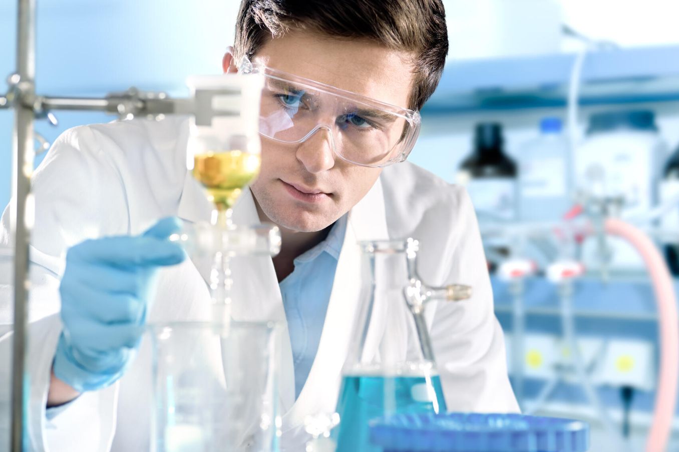 Mikrobiologe arbeitet im Labor